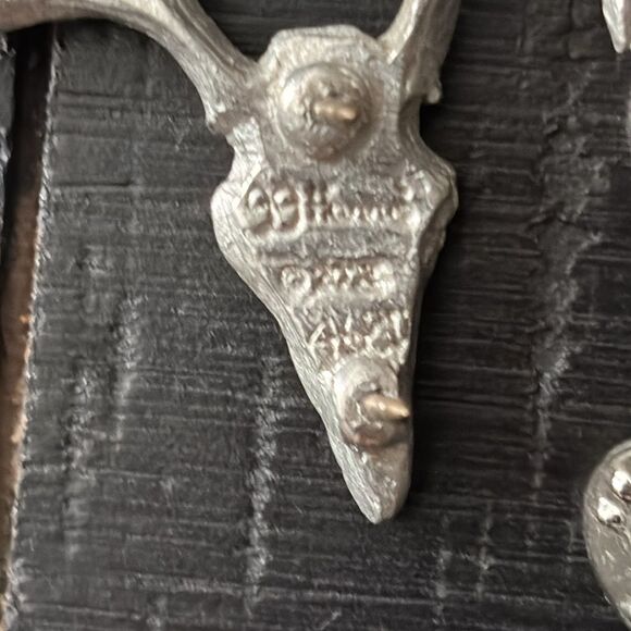 Pewter Lapel Pin Point Drop Time Steer Skull Hand Crafted Art​ - Picture 6 of 7